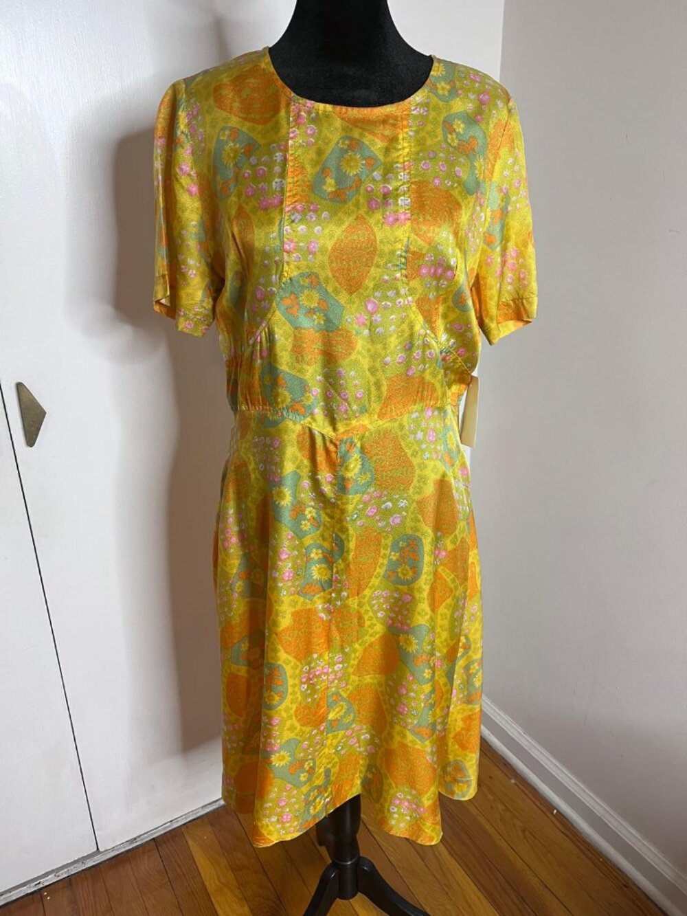 ✨ Vintage 1960s Psychedelic Floral Day Dress – Satin-Finish Gold/Green – NWT ✨